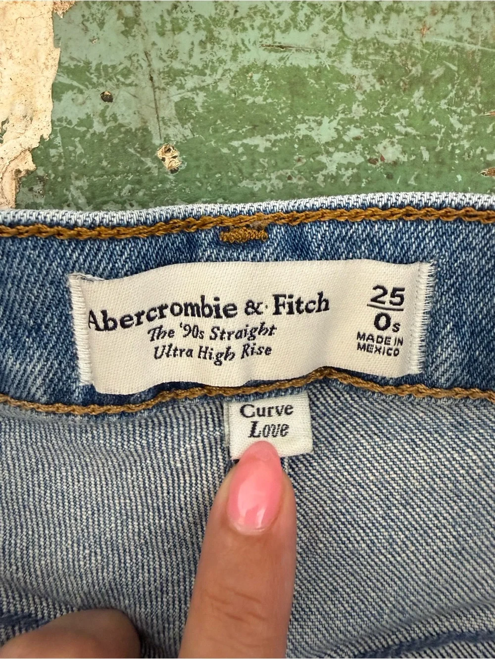 Abercrombie & Fitch CURVE LOVE Ultra High Rise 90s Straight Cut Off Shorts 25S